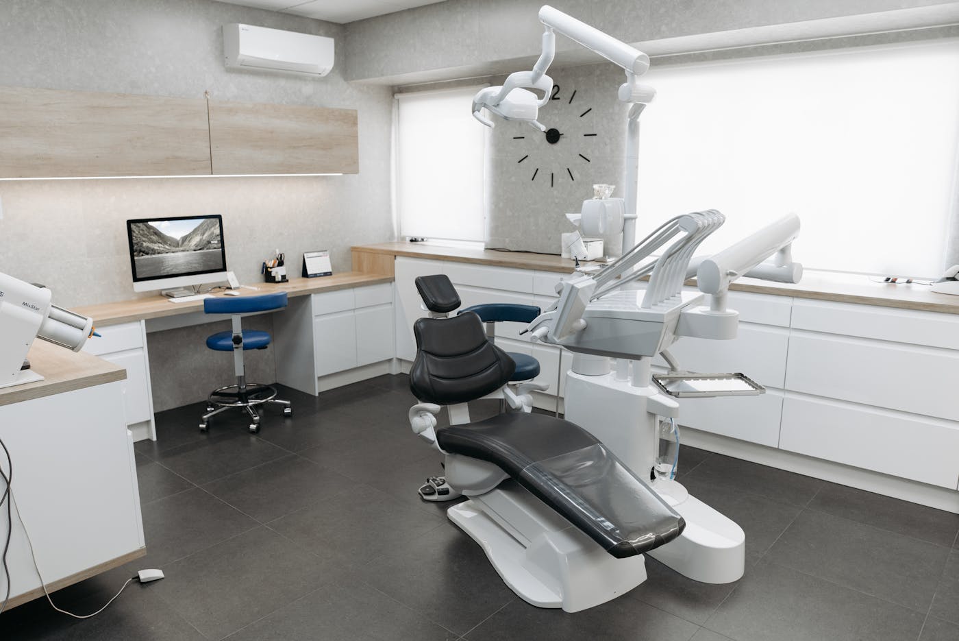 Sala odontológica limpia usada como imagen de referencia
